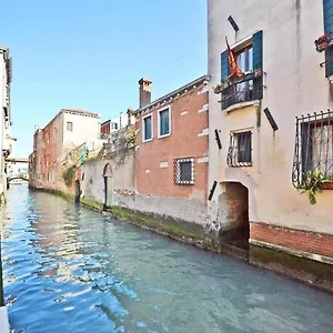 San Barnaba On The Canal Venise